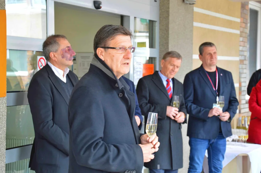 Pamětní deska ve Fakultní nemocnici Hradec Králové připomíná lékaře Lea Steinharta
