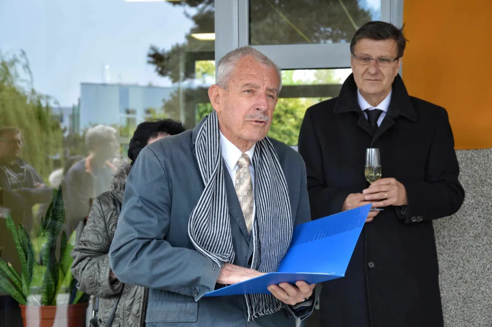 Pamětní deska ve Fakultní nemocnici Hradec Králové připomíná lékaře Lea Steinharta