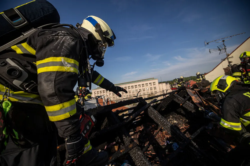 FOTO: V historickém centru Hradce Králové hořelo v podkroví domu. Jeden hasič se zranil