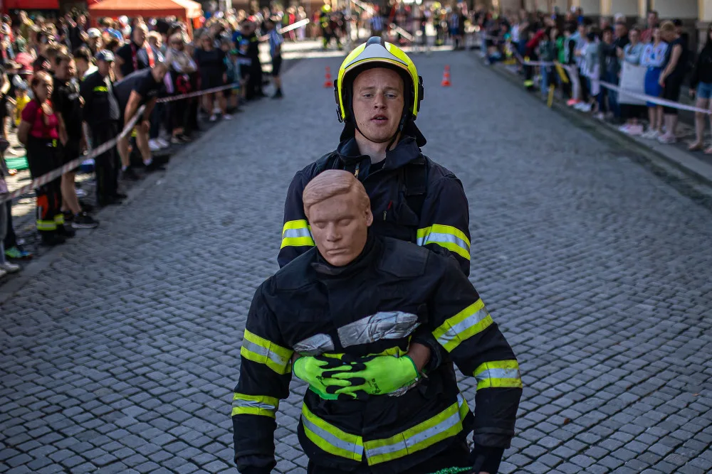 Lidé obdivovali na náměstí v Jičíně hasiče v akci