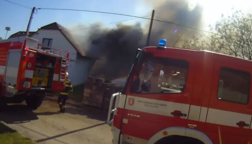 Policejní hrdinové na Hradecku. Z hořícího domu zachránili dva muže a vynesli plynové lahve