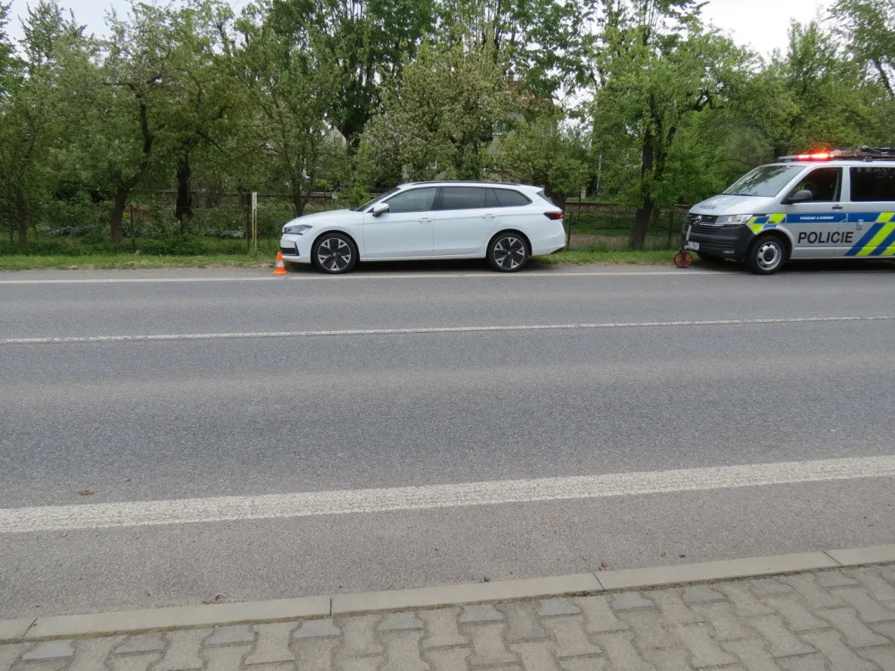 Agresivní řidič nejdřív vybržďoval a následně způsobil nehodu. Z místa ujel