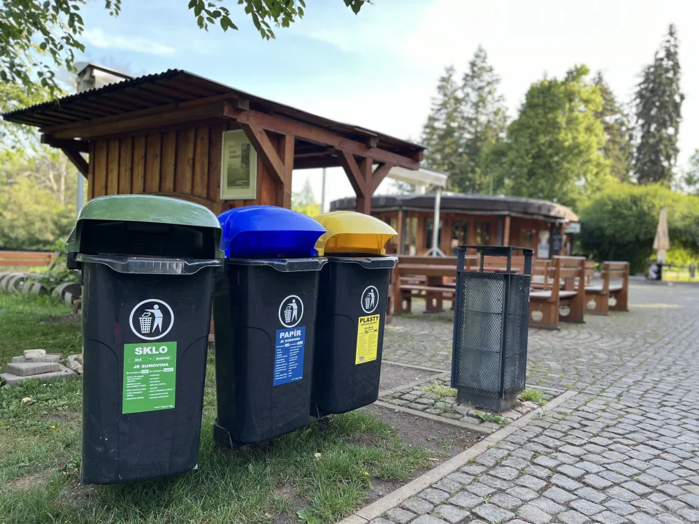 ANKETA: Hradec Králové zaplavily nové barevné koše