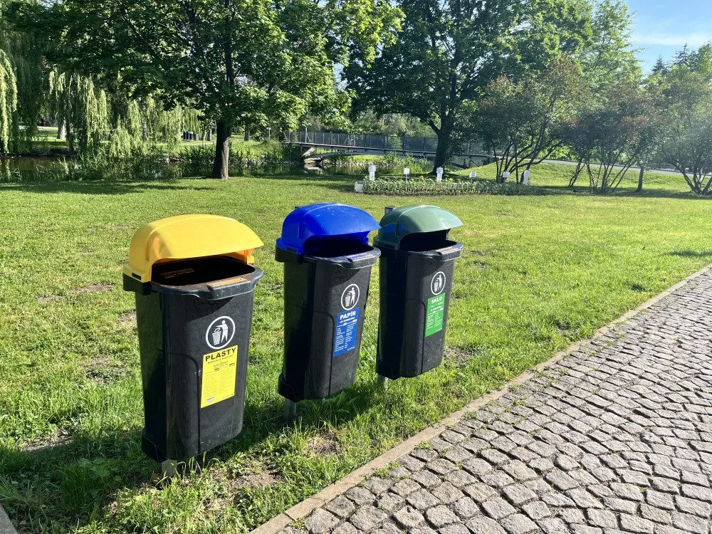 ANKETA: Hradec Králové zaplavily nové barevné koše