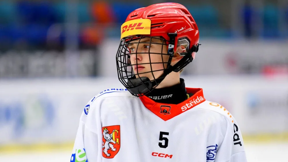 Sedmnáctiletý obránce Štěpán Černý podepisuje s Mountfieldem HK a míří do A-týmu