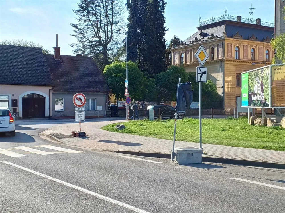 U Batalionu v Hořicích řidiči nově jezdí podle semaforů. Omezení potrvá do konce měsíce
