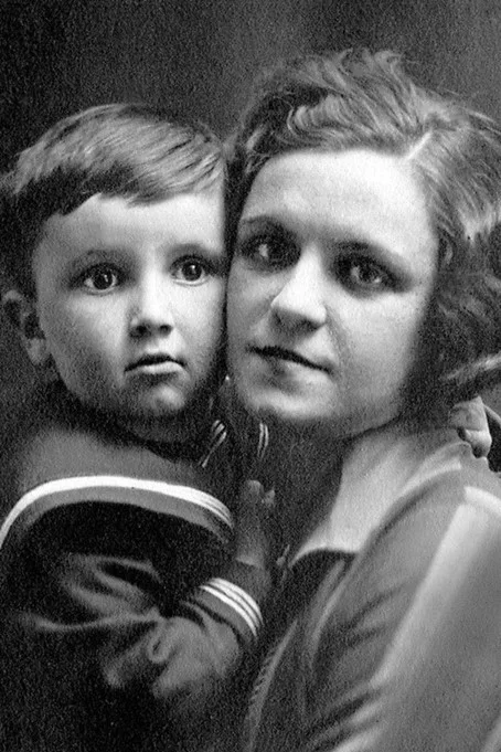 Evženie Věsniková se synem Jevgenijem. Archiv rodiny Věsnikových