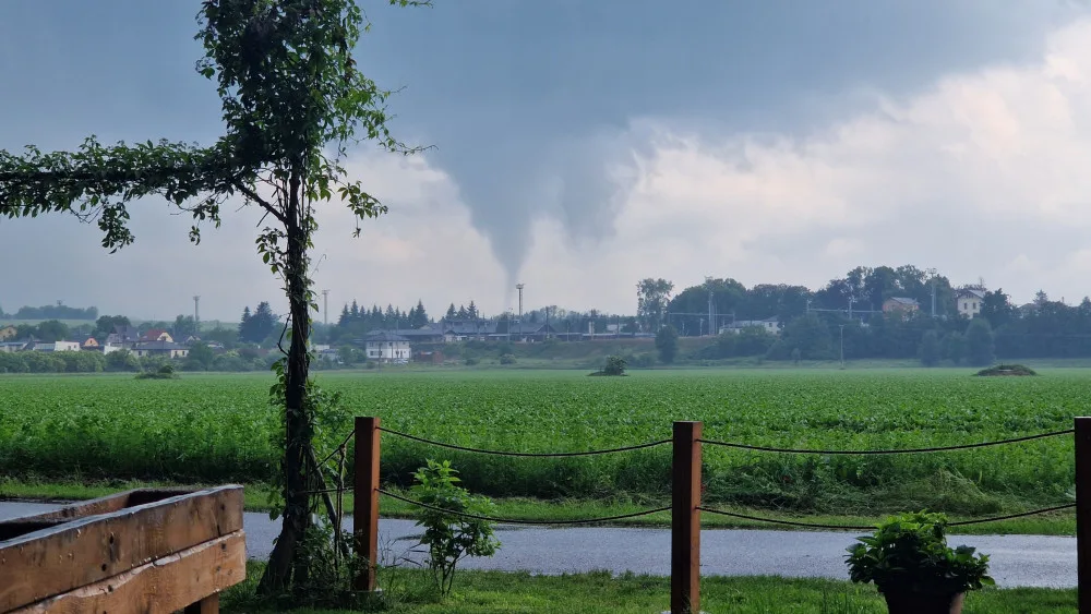 Voda na Hradecku zaplavila ulice i sklepy. Lidé u Jaroměře viděli úkaz podobný tornádu