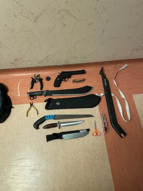 Psychicky nemocný muž měl u sebe mačetu, nože i vzduchový revolver. Nastoupila na něj zásahovka