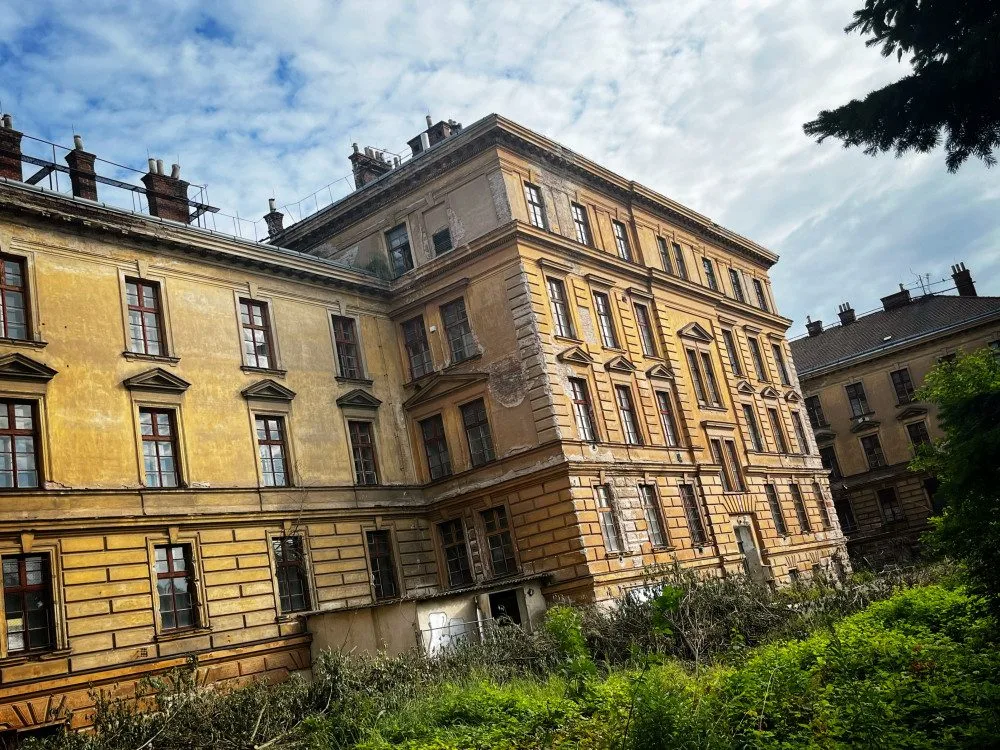 Startuje rekonstrukce Vrbenského kasáren v centru Hradce Králové