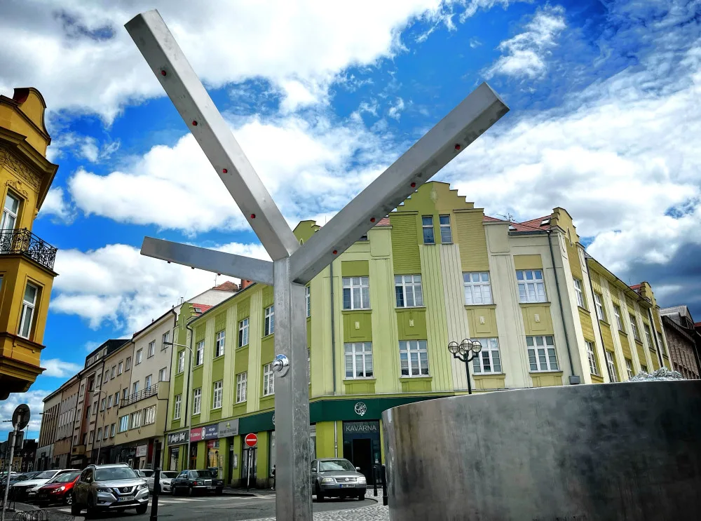 Lidi v Hradci Králové osvěží v parných dnech další mlžné prvky