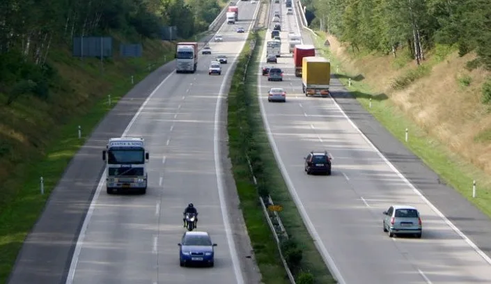 Dvůr Králové prodá silničářům za desítky milionů pozemky pro stavbu D11
