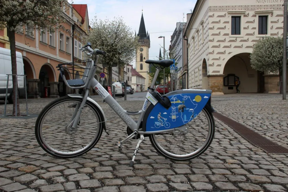 Dvůr Králové rozšiřuje síť stanovišť pro sdílená kola. Projekt má ve městě úspěch