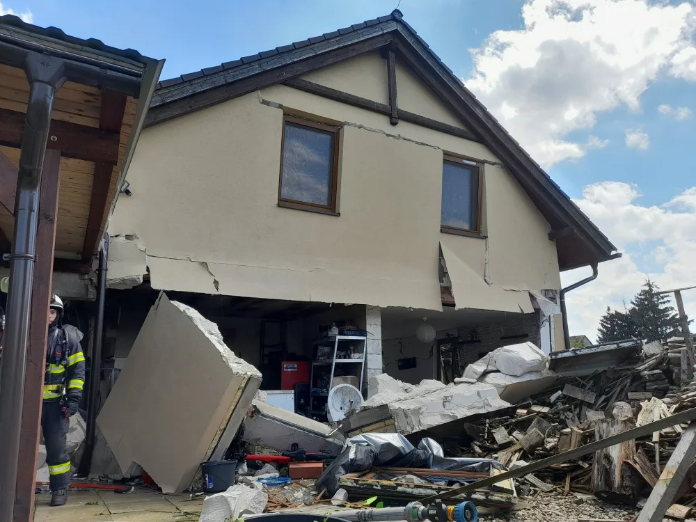 Na Náchodsku vybuchl rodinný barák. Pravděpodobně za to může fotovoltaický systém