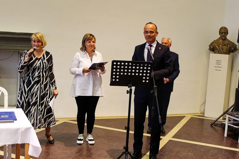 Jičín prodloužil spolupráce s partnerskými městy. K podpisu došlo na Valdštejnských slavnostech