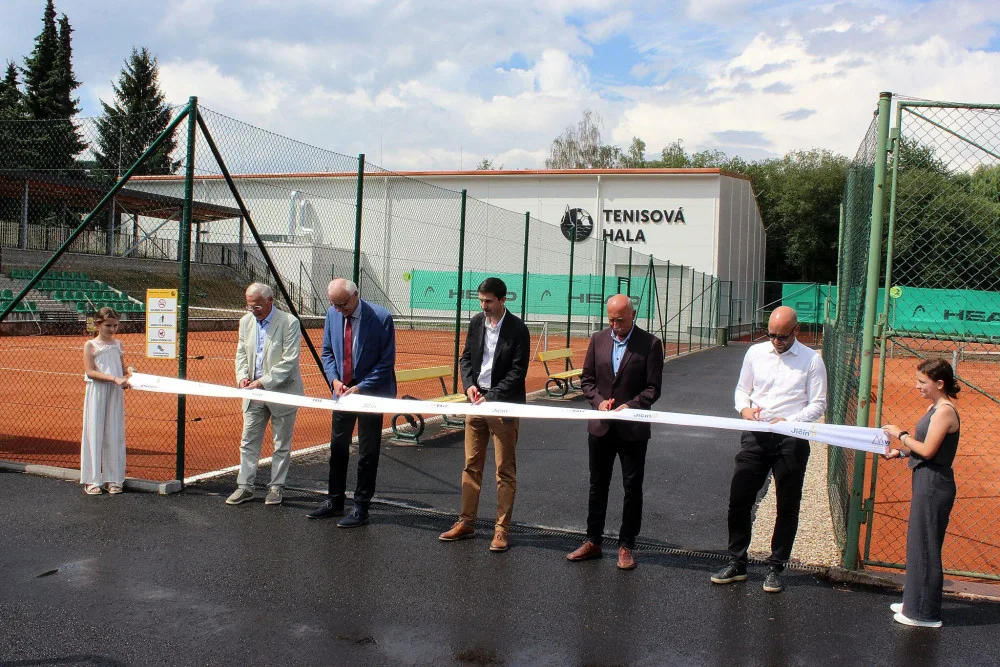 Jičín má novou sportovní halu. Sloužit bude pro tenis, badminton a další sporty