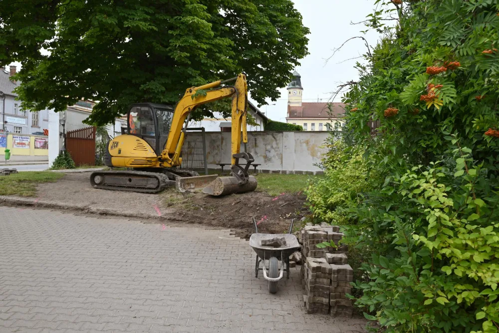Dvůr Králové se pustil do revitalizace parčíku vedle křižovatky u lázní