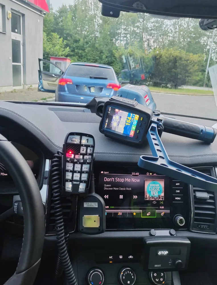 Policisté v autě poslouchali Don´t Stop Me Now. V tu chvíli se kolem nich prohnal řidič rychlostí 150km/h