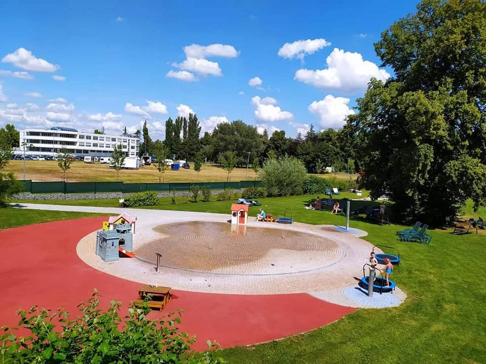 Jak zvládnout vysoké teploty v Hradci Králové? Koupaliště, mlžítka i přírodní koupání