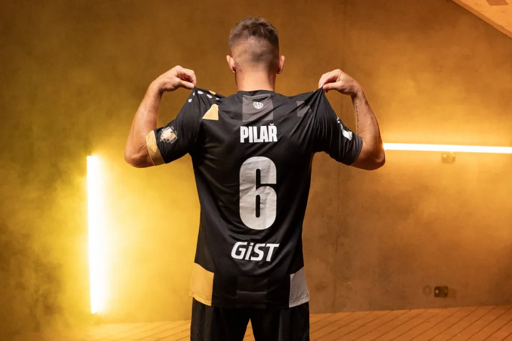 ANKETA: Hradečtí fotbalisté představují nové dresy pro sezónu 2024/25. Jak se vám líbí?