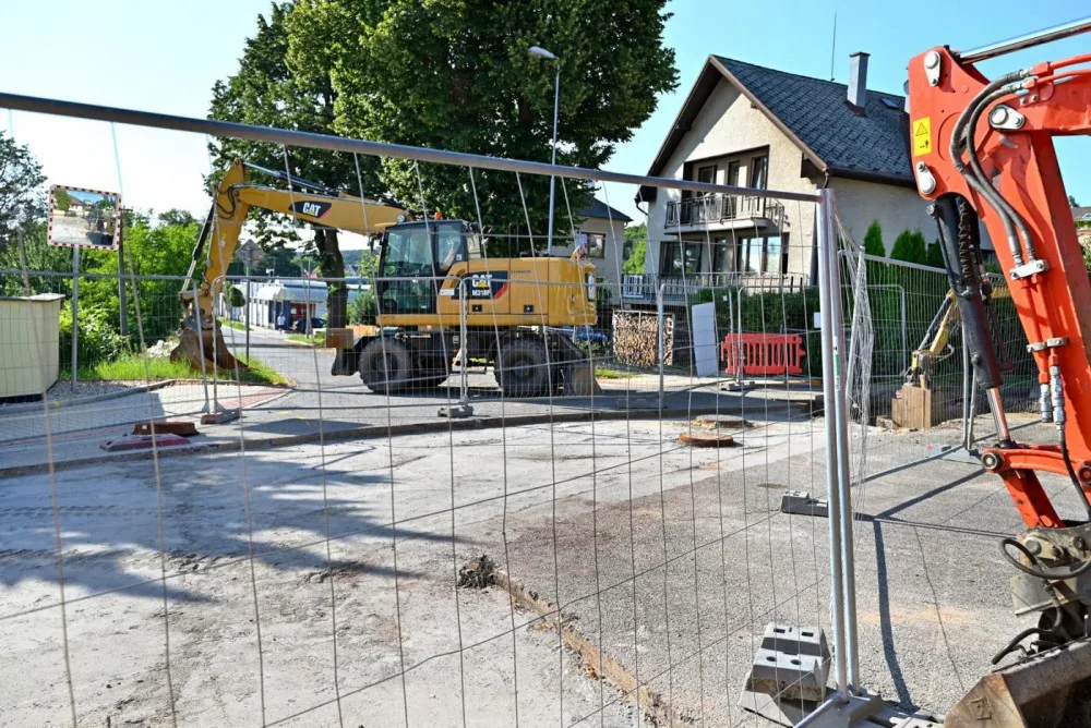Obnova vodovodních trubek ve Dvoře Králové pokračuje. Práce postupují do závěrečné fáze
