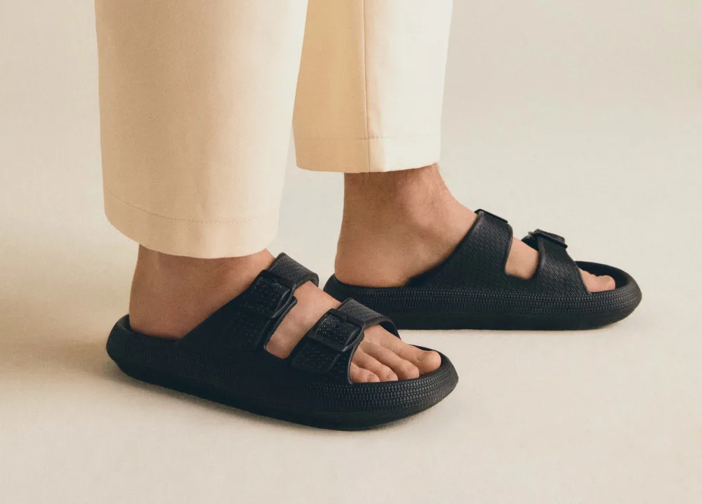 Flip-flopy pro muže: Mohou se nosit s dlouhými kalhotami?
