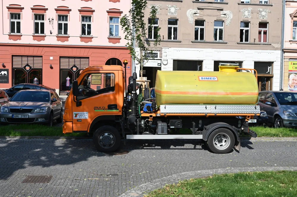Hradec Králové pořídil nové vaky na zavlažování stromů. Použil peníze re-use projektu