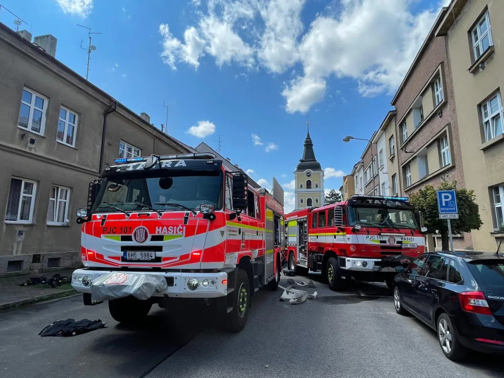 Požár domu v Jičíně si vyžádal lidský život. Další dva jsou ve vážném stavu