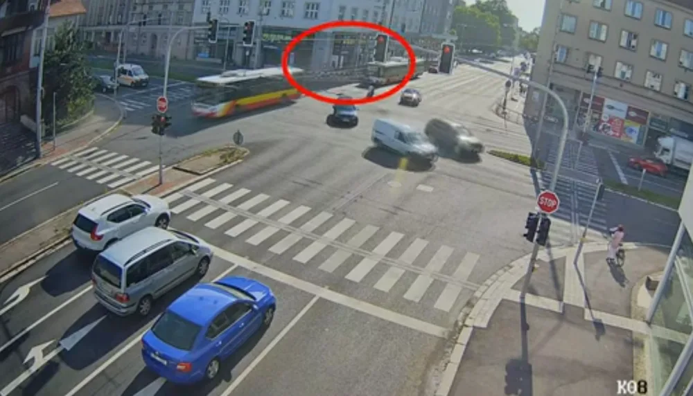 Cyklista zkřížil cestu řidičce MHD, která musela prudce brzdit. Několik cestujících se zranilo