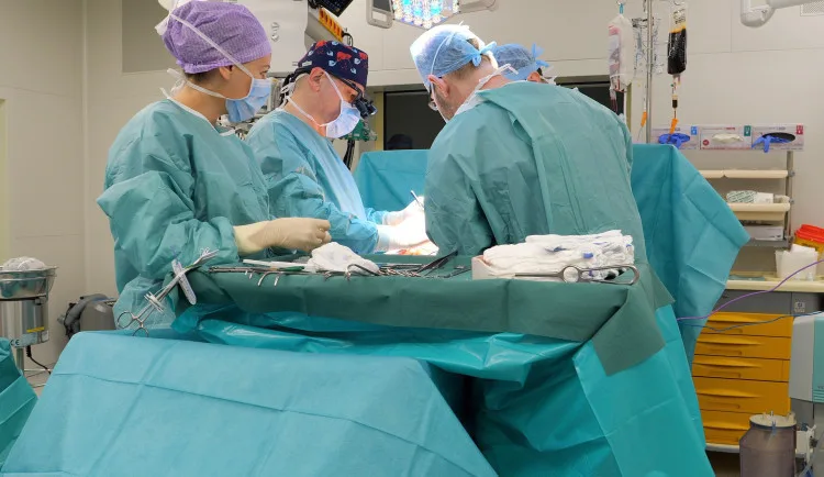 Lékaři v IKEM jako první na světě transplantovali pacientovi všechny břišní orgány a stěnu od různých dárců