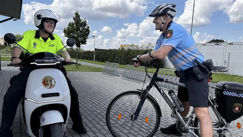Strážníky městské policie v Hradci Králové nově potkáme na elektroskútrech