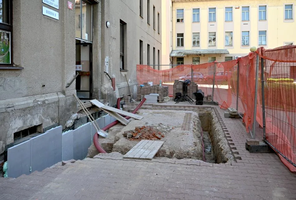 Historický vzhled a lepší přístupnost. Škola u pošty ve Dvoře Králové prochází rekonstrukcí
