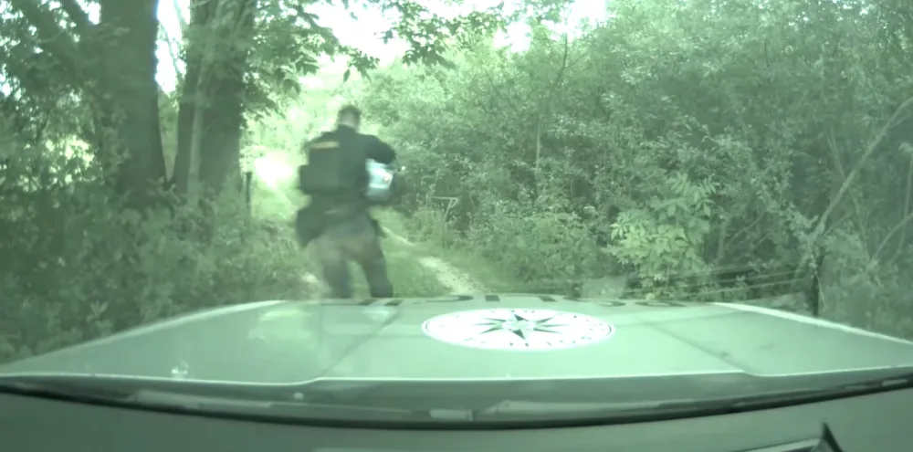 Řidič na drogách se pokusil ujet policejní hlídce. Do roku 2026 měl zákaz řízení
