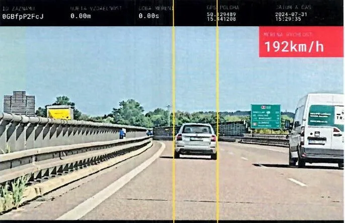 Kolem Hradce Králové rychlostí téměř 200 km/h. Na místě přišel o papíry