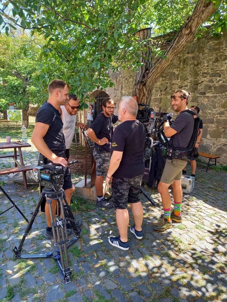 Filmaři obsadili Kunětickou horou. Natáčí tam rodinnou komedii Léto s Evženem