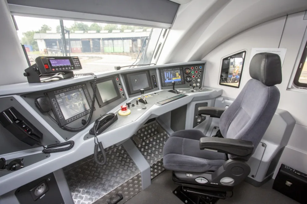 FOTO: Modernizace na kolejích. Královéhradecký kraj zavádí nové motorové vlaky RegioFox
