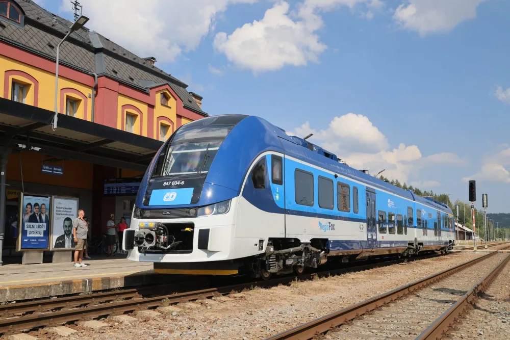 FOTO: Modernizace na kolejích. Královéhradecký kraj zavádí nové motorové vlaky RegioFox