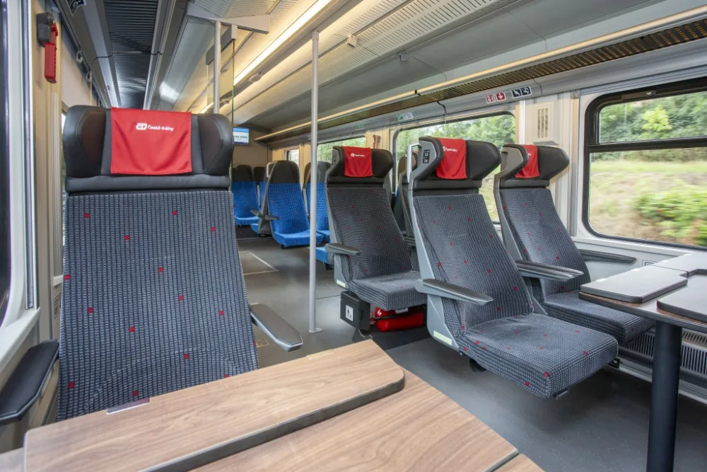 FOTO: Modernizace na kolejích. Královéhradecký kraj zavádí nové motorové vlaky RegioFox