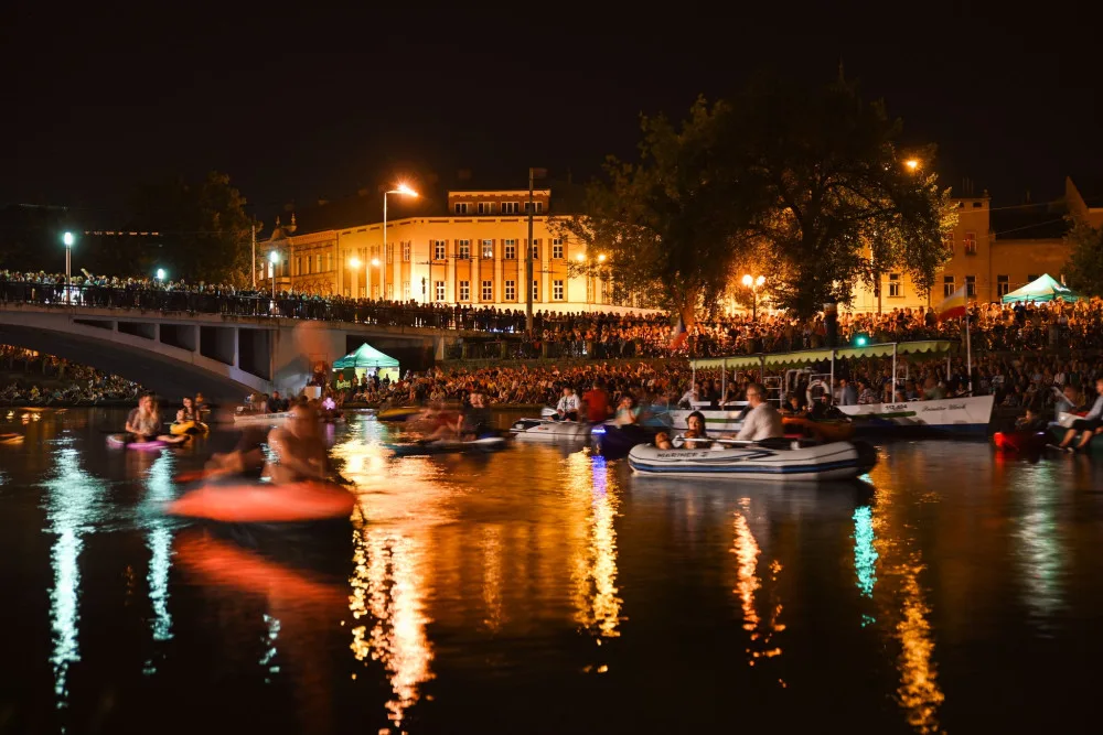 Hadecké filharmoniky sledovali lidé na štaflích i z paddleboardů