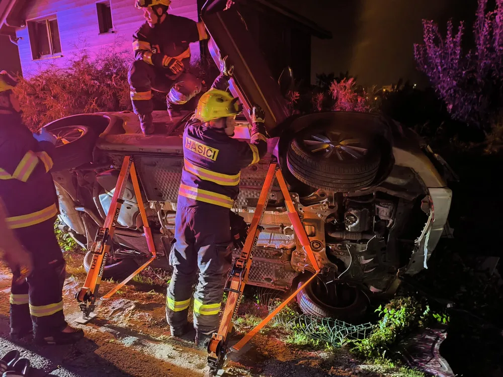 Řidič na hradeckém Pražském předměstí zdemoloval auto o sloup elektrického vedení