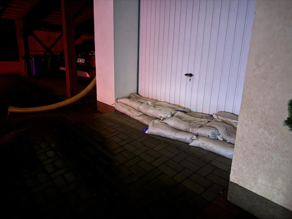 Hradec Králové nechal na ohrožená místa přesunout pytle s pískem. Město budou hlídat drony