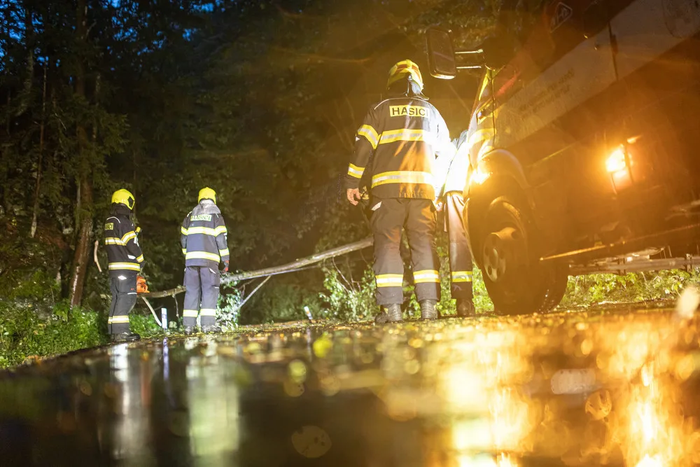 Hasiči měli během noci přes 300 výjezdů. Voda většiny řek zatím zůstává v korytu.