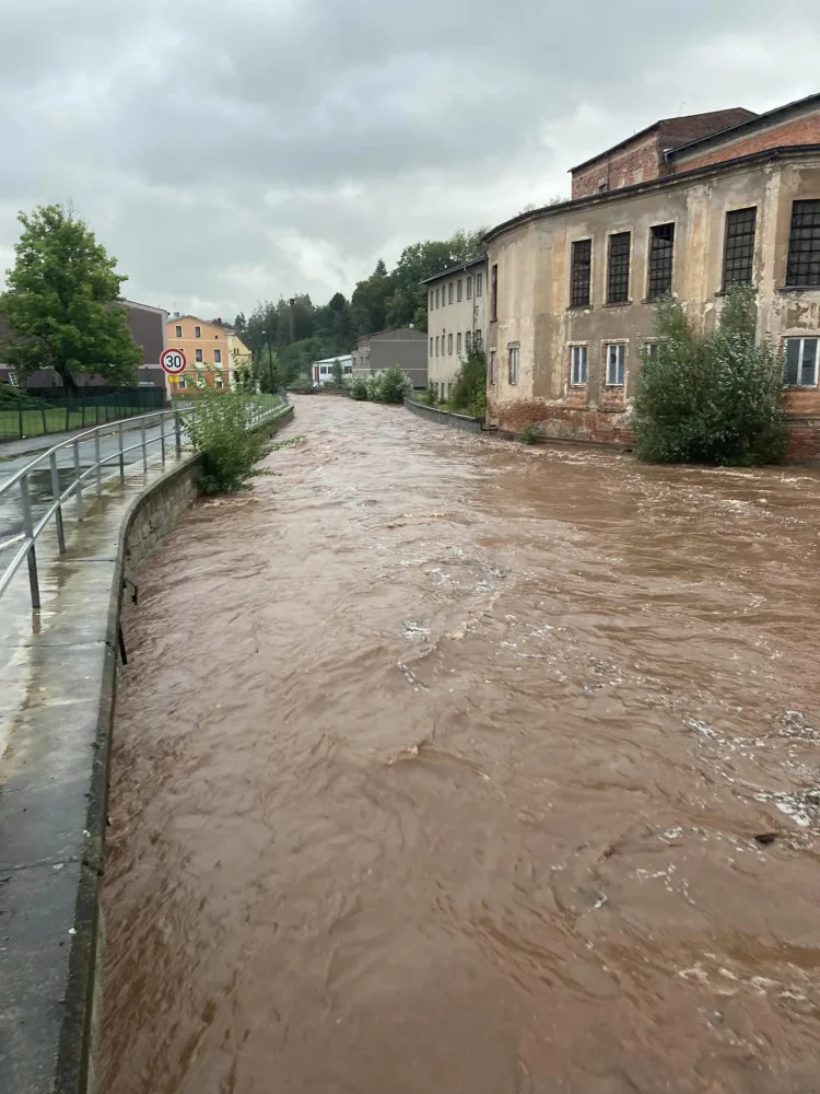 Nejhorší situace v Královéhradeckém kraji je na Broumovsku. Hasiči museli evakuovat několik obyvatel