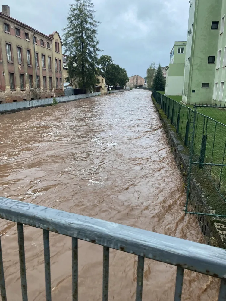 Nejhorší situace v Královéhradeckém kraji je na Broumovsku. Hasiči museli evakuovat několik obyvatel