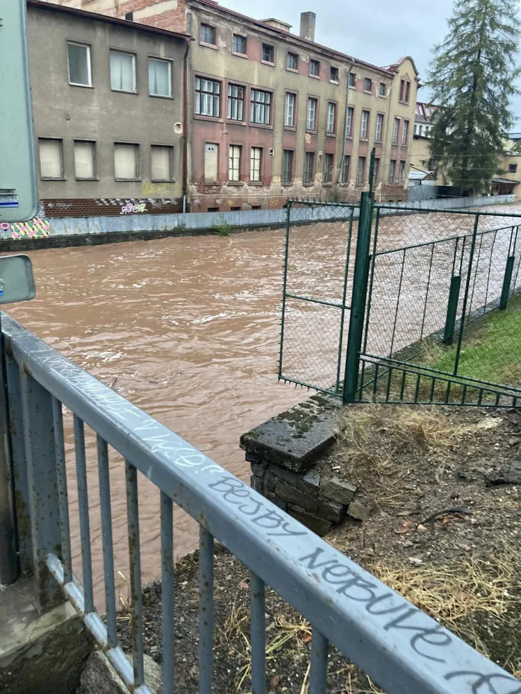 Nejhorší situace v Královéhradeckém kraji je na Broumovsku. Hasiči museli evakuovat několik obyvatel