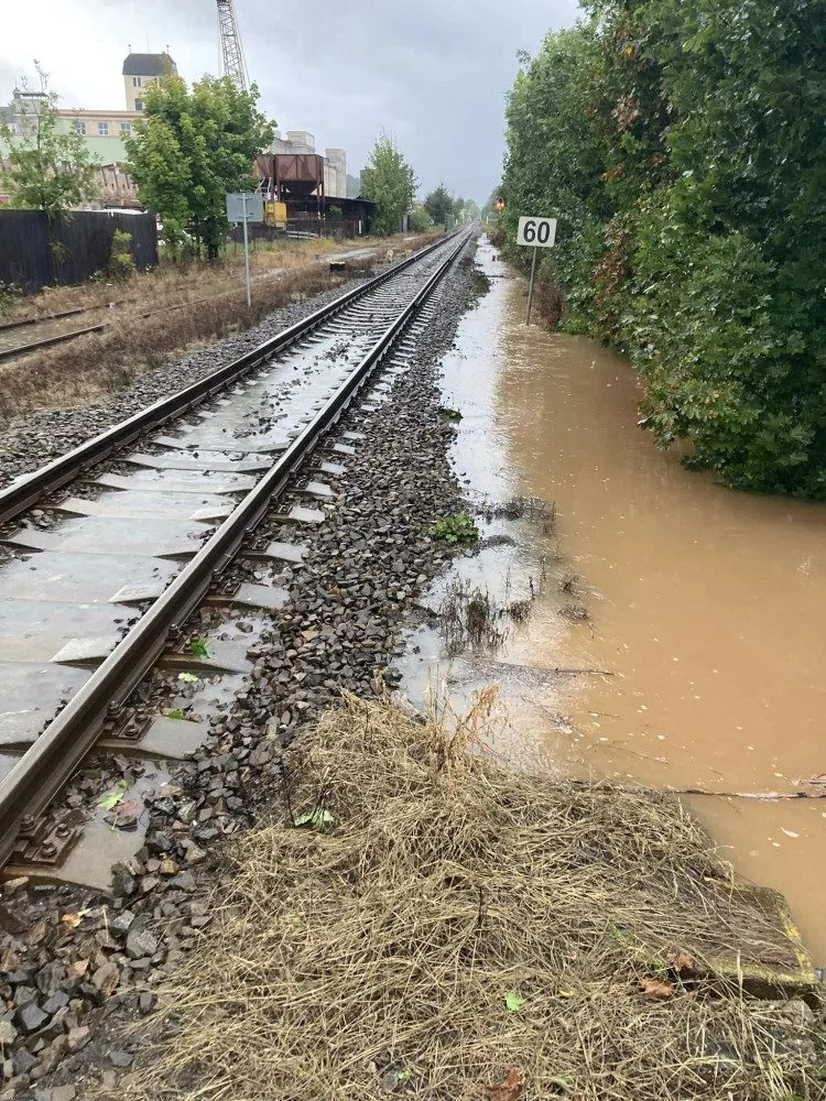Nejhorší situace v Královéhradeckém kraji je na Broumovsku. Hasiči museli evakuovat několik obyvatel