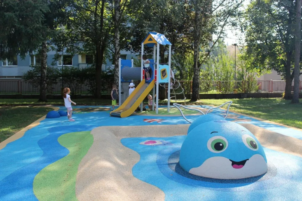 Školka Elišky Krásnohorské ve Dvoře Králové dostane novou zahradu s herními prvky