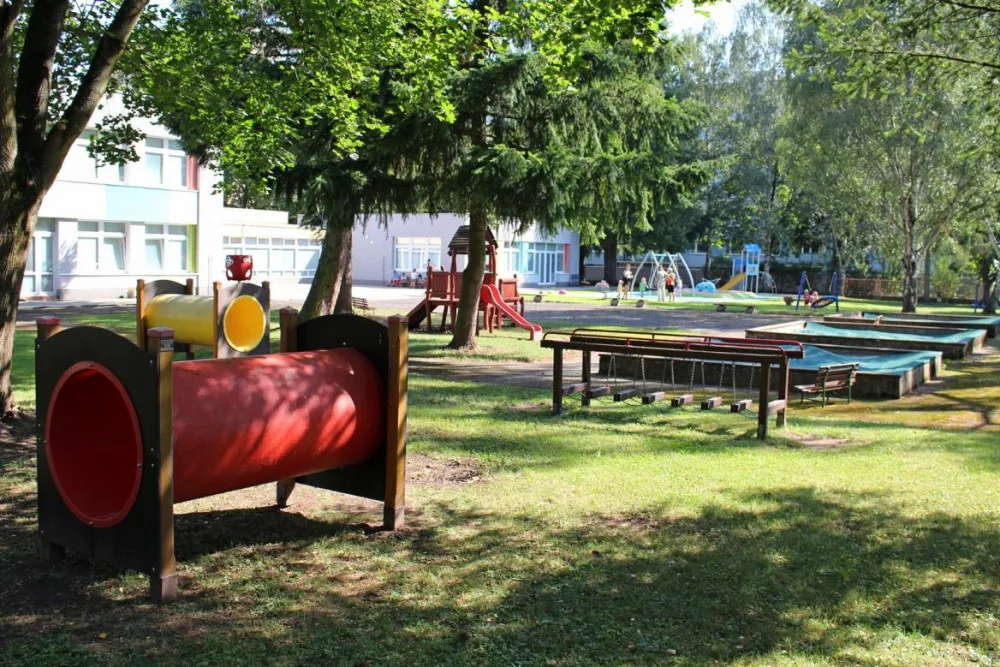 Školka Elišky Krásnohorské ve Dvoře Králové dostane novou zahradu s herními prvky