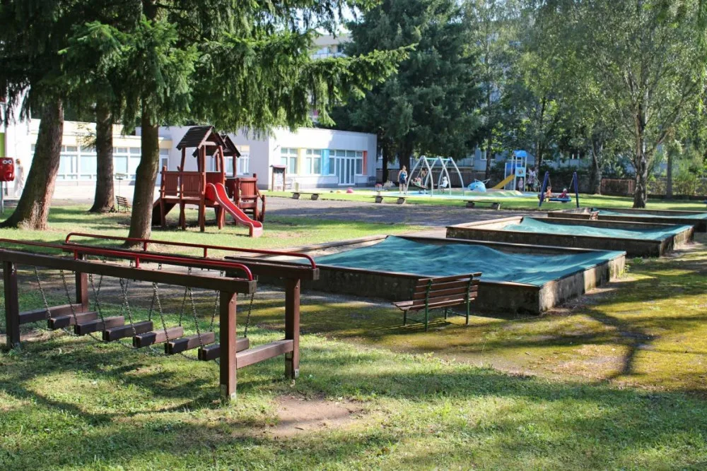 Školka Elišky Krásnohorské ve Dvoře Králové dostane novou zahradu s herními prvky
