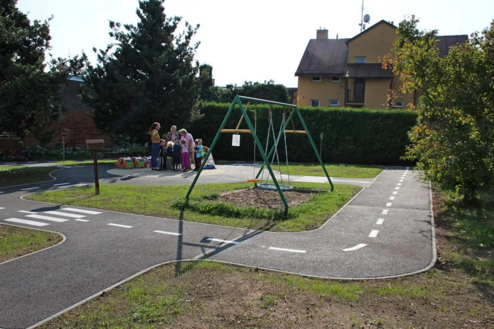 Nové dopravní hřiště v Mateřské škole Drtinova otevřeno s dopravní akcí pro děti
